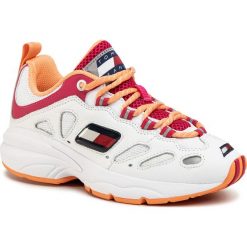 Sneakersy TOMMY JEANS - Heritage Retro Wmn Tommy Sneaker EN0EN00777 White YBS. Białe półbuty damskie Tommy Jeans, z jeansu. Za 539,00 zł.