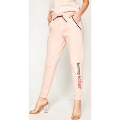 Spodnie dresowe TOMMY HILFIGER Lwk UW0UW02275. Różowe spodnie damskie TOMMY HILFIGER, l, z bawełny. W wyprzedaży za 189,00 zł.