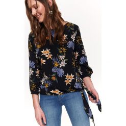 Printowana bluzka z wiązaniem. Czarne bluzki damskie Top Secret, w kwiaty, z tkaniny, eleganckie, z dekoltem na plecach, z długim rękawem. W wyprzedaży za 39,99 zł.