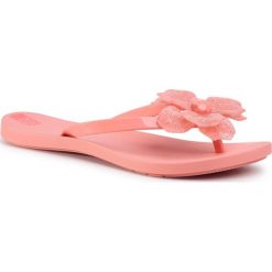 Japonki ZAXY - Splash Thong Fem 17850 Koral 90056 FF285020. Różowe klapki damskie Zaxy, bez wzorów, z tworzywa sztucznego, bez obcasa. Za 89,00 zł.