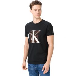 Calvin Klein Koszulka Czarny. Czarne podkoszulki męskie Calvin Klein, xxl, z nadrukiem, z bawełny, bez kołnierzyka, krótkie. Za 204,95 zł.