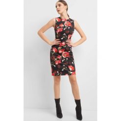 Dopasowana sukienka w kwiaty. Czarne sukienki damskie Orsay, w kwiaty, z elastanu, eleganckie, z okrągłym kołnierzem, bez rękawów, dopasowane. W wyprzedaży za 100,00 zł.