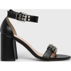 Public Desire - Sandały Thunder. Sandały damskie Public Desire, bez wzorów, ze skóry, z okrągłym noskiem, bez obcasa, na obcasie, na klamry. W wyprzedaży za 89,90 zł.