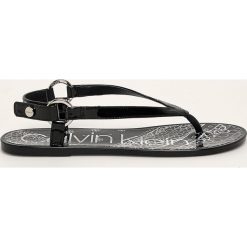 Calvin Klein - Sandały. Czarne klapki damskie Calvin Klein, bez wzorów, z gumy, bez obcasa, na obcasie. Za 399,90 zł.