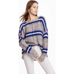 Sweter w kolorze szaro-niebieskim. Szare swetry damskie Swetry na chłodne dni, bez wzorów, bez rękawów, bez kaptura. W wyprzedaży za 119,95 zł.