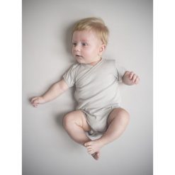 Body kimono z krótkim rękawem szara mysza 68. Szare body niemowlęce NANAF ORGANIC, bez wzorów, z krótkim rękawem. Za 43,99 zł.