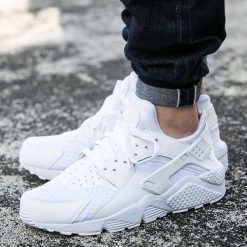 NIKE AIR HUARACHE (318429-111). Białe buty sportowe męskie Nike, na wiosnę, ze skóry, bez zapięcia. Za 389,99 zł.