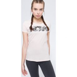 T-shirt damski TSD008 - jasny róż. Różowe t-shirty damskie marki 4f, z nadrukiem, z bawełny, bez kołnierzyka. W wyprzedaży za 29,99 zł.