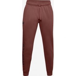Under Armour Rival Fleece Graphic Spodnie dresowe Czerwony. Czerwone spodnie męskie Under Armour, na imprezę, l, bez wzorów, z bawełny. Za 257,95 zł.