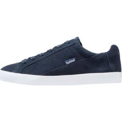 Hummel CROSS COURT SUEDE Tenisówki i Trampki total eclipse. Niebieskie trampki męskie Hummel, z weluru. W wyprzedaży za 220,35 zł.