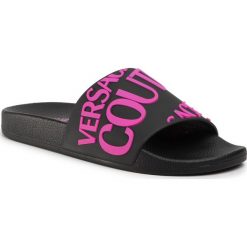 Klapki VERSACE JEANS COUTURE - E0VVBSQ1 71352 K77. Czarne klapki damskie Versace Jeans Couture, bez wzorów, z jeansu, bez obcasa. Za 229,00 zł.
