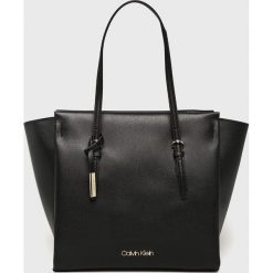 Calvin Klein - Torebka. Białe torebki klasyczne damskie Calvin Klein, bez wzorów, ze skóry ekologicznej, casualowe, na ramię, duże, bez dodatków. W wyprzedaży za 399,90 zł.