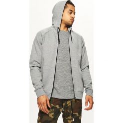 Gładka bluza z kapturem BASIC - Jasny szary. Szare bluzy męskie marki Cropp, s, z kapturem. Za 89,99 zł.