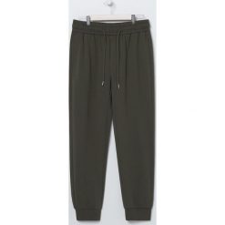 Dresowe joggery - Zielony. Zielone spodnie męskie Sinsay, s, bez wzorów, z dresówki. Za 29,99 zł.