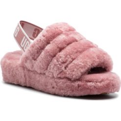 Kapcie UGG - W Fluff Yeah Slide 1095119 W/Pdw. Różowe klapki damskie Ugg, bez wzorów, ze skóry, bez obcasa. W wyprzedaży za 339,00 zł.