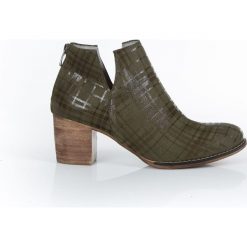 Nubukowe botki z suwakiem z tyłu - skóra naturalna - model 501 - kolor oliwka kratka. Szare botki damskie Zapato, na lato, z jeansu, klasyczne, przed kostkę, bez obcasa, na obcasie, bez zapięcia. Za 399,00 zł.
