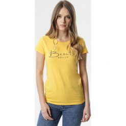 Żółty T-shirt Consolata. Żółte bluzki damskie Born2be, s, z napisami, klasyczne, z okrągłym kołnierzem. Za 39,99 zł.