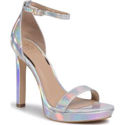 Sandały GUESS - Eira2 FL6EI2 PEL03 SILVE. Szare klapki damskie Guess, z aplikacjami, ze skóry ekologicznej, bez obcasa, na obcasie. W wyprzedaży za 479,00 zł.