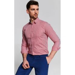 Koszula w drobną kratkę slim fit. Czerwone koszule męskie Top Secret, na lato, m, w kratkę, z tkaniny, klasyczne, z klasycznym kołnierzykiem, z długim rękawem. W wyprzedaży za 39,99 zł.