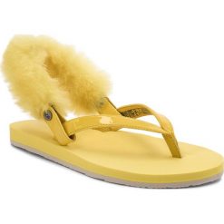 Sandały UGG - W Laalaa 1090387 W/Lyll. Żółte klapki damskie Ugg, bez wzorów, ze skóry ekologicznej, bez obcasa. W wyprzedaży za 189,00 zł.