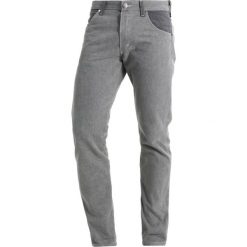 Jeansy męskie: Wrangler by Peter Max RETRO Jeansy Straight Leg grey mix