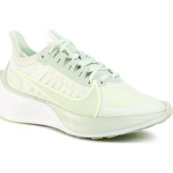 Buty NIKE - Zoom Gravity BQ3203 005 Spruce Aura/Pistachio Frost. Zielone buty sportowe damskie Nike, bez wzorów, z tworzywa sztucznego, sportowe, do biegania, nike zoom. Za 399,00 zł.