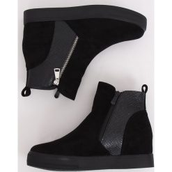 Botki na ukrytym koturnie czarne RQ235 BLACK. Czarne koturny damskie obuwie damskie, z zamszu, na wysokim obcasie, na platformie, bez zapięcia. Za 72,30 zł.