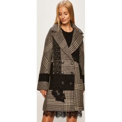 Desigual - Płaszcz. Czarne kurtki damskie Desigual, z bawełny, klasyczne. W wyprzedaży za 629,90 zł.