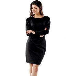 Sukienka w kolorze czarnym. Czarne sukienki damskie Far Far Fashion, Ryłko by Agnes&Paul, bez wzorów, z okrągłym kołnierzem, bez rękawów. W wyprzedaży za 87,95 zł.