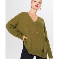 Sweter z efektem damage - Khaki. Brązowe swetry damskie Mohito, s, bez wzorów, bez rękawów, bez kaptura. W wyprzedaży za 59,99 zł.