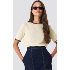 Moves T-shirt Kissa - Beige,Offwhite. Brązowe t-shirty damskie marki Moves, z nadrukiem, z klasycznym kołnierzykiem. Za 161,95 zł.