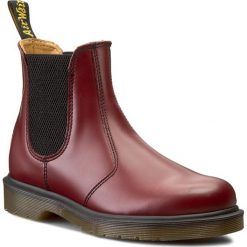 Sztyblety DR. MARTENS - 2976 11853600 Cherry Red. Czerwone botki damskie na obcasie marki Dr. Martens, z materiału. W wyprzedaży za 419,00 zł.
