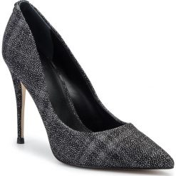 Szpilki GUESS - Okley9 FL7OK9 FAB08 MULTI. Szare półbuty damskie Guess, z aplikacjami, ze skóry ekologicznej, eleganckie, bez obcasa, na obcasie, bez zapięcia. W wyprzedaży za 499,00 zł.