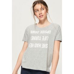 T-shirt z odwróconym napisem - Jasny szar. Szare t-shirty damskie Sinsay, l, z napisami. W wyprzedaży za 14,99 zł.