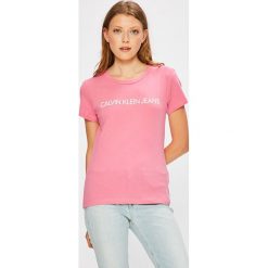 Calvin Klein Jeans - Top. Czerwone bluzki damskie marki Calvin Klein Jeans, l, z nadrukiem, z bawełny, casualowe, z okrągłym kołnierzem, z krótkim rękawem. Za 119,90 zł.