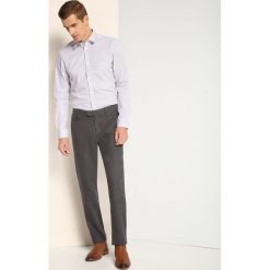 Koszula długi rękaw męska slim fit. Białe koszule męskie Top Secret, na zimę, m, bez wzorów, z bawełny, eleganckie, bez kołnierzyka, z długim rękawem. W wyprzedaży za 59,99 zł.