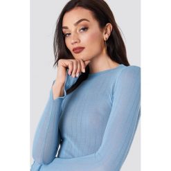 NA-KD Trend Cienki dzianinowy sweter w prążki - Blue. Niebieskie swetry klasyczne damskie marki NA-KD Trend, w prążki, z dzianiny, z okrągłym kołnierzem. W wyprzedaży za 60,97 zł.