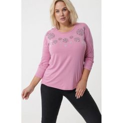 Ciemnoróżowa Bluzka Monomeith. Różowe bluzki damskie Born2be, xl, z aplikacjami, z jeansu, z okrągłym kołnierzem. Za 59,99 zł.