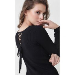 Czarny Sweter Elisa. Czarne swetry damskie Born2be, na zimę, s, bez wzorów, prążkowane, z długim rękawem, długie, bez kaptura. Za 69,99 zł.