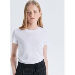 Koszulka z krótkim rękawem - Biały. Białe koszulki damskie Cropp, s, bez wzorów, bez kołnierzyka, z krótkim rękawem. Za 24,99 zł.