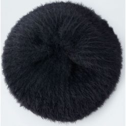 Beret z dzianiny z długim włosem. Czarne czapki damskie Pull&Bear, bez wzorów, z dzianiny. Za 39,90 zł.