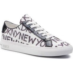 Tenisówki DKNY - Court K1944463 Wht/Black. Białe półbuty damskie DKNY, na co dzień, bez wzorów, z gumy, bez obcasa, na płaskiej podeszwie, bez zapięcia. W wyprzedaży za 379,00 zł.