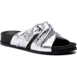 Klapki TWINSET - Ciabatta 191TCT054 Argento 00055. Szare klapki damskie Twinset, bez wzorów, ze skóry, bez obcasa. W wyprzedaży za 389,00 zł.