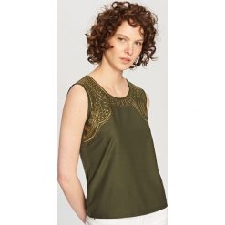 Bluzki, topy, tuniki: Top ze zdobieniem przy dekolcie – Khaki