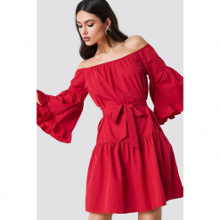 Trendyol Sukienka midi z odkrytymi ramionami - Red. Szare sukienki z falbanami marki Trendyol, na co dzień, z elastanu, casualowe, midi, dopasowane. Za 141,95 zł.