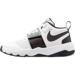 Nike Performance TEAM HUSTLE D 8 (GS) Obuwie do koszykówki white/black. Białe buty sportowe chłopięce Nike Performance, z gumy. Za 199,00 zł.