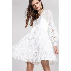 Biała Sukienka Romantic Evening. Białe sukienki damskie other, s, z aplikacjami, bez kołnierzyka, bez rękawów, mini, dopasowane. Za 249,99 zł.