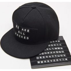 Czapka Snapback - Czarny. Czarne czapki męskie Cropp, bez wzorów. W wyprzedaży za 39,99 zł.