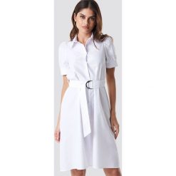 NA-KD Trend Sukienka koszulowa z paskiem - White. Białe sukienki damskie NA-KD Trend, w paski, z podwójnym kołnierzykiem, z krótkim rękawem, krótkie, midi, koszulowe. Za 121,95 zł.