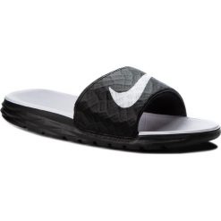 Klapki NIKE - Benassi Solarsoft 705475 010 Black/White. Czarne klapki damskie Nike, bez wzorów, z tworzywa sztucznego, bez obcasa. W wyprzedaży za 109,00 zł.